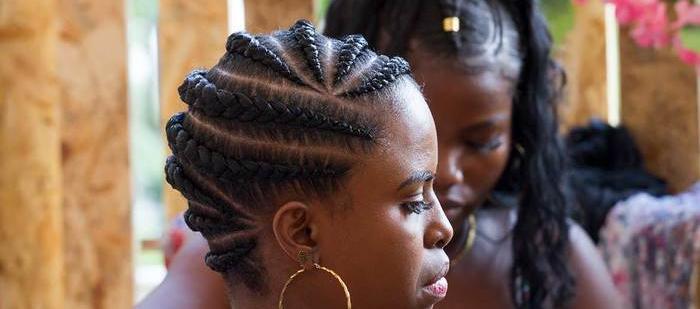 Una mujer es peinada durante el Festival Petronio Álvarez en Cali