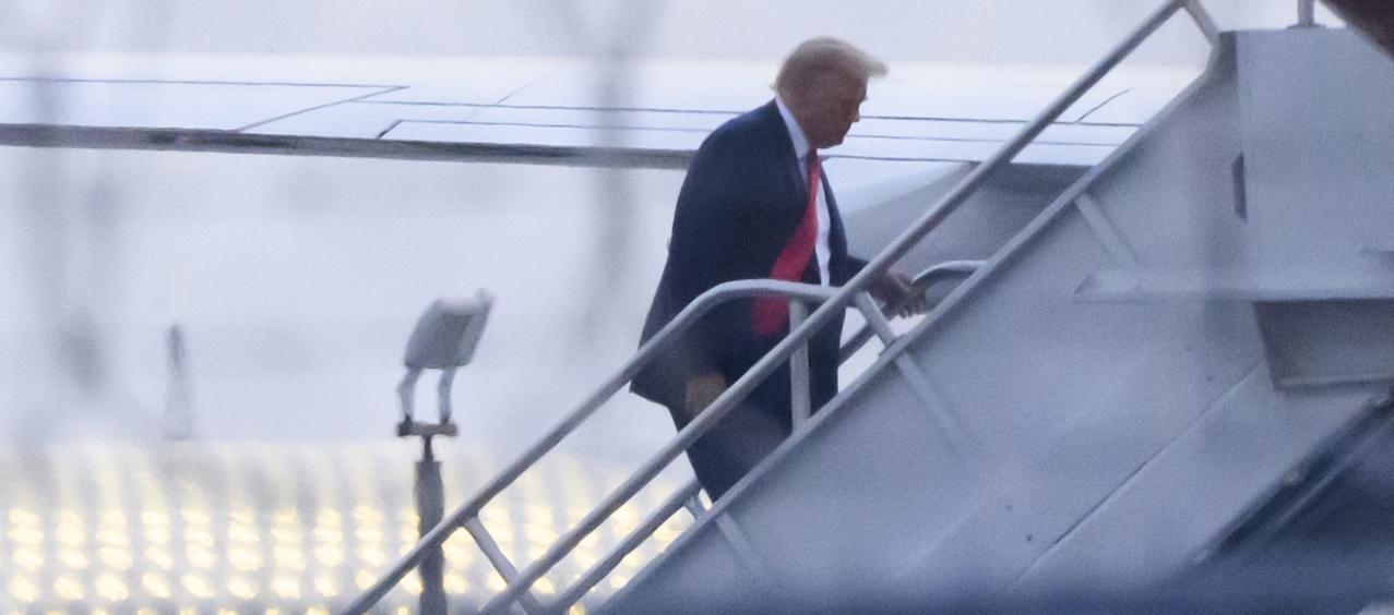 Donald Trump sube al avión que lo llevó de Atlanta a Fulton. 