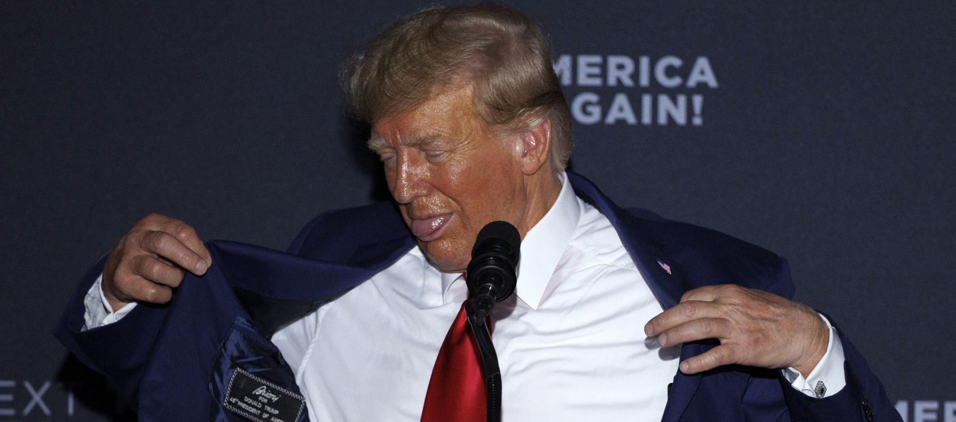 El expresidente estadounidense Donald Trump hace gestos en referencia al calor.