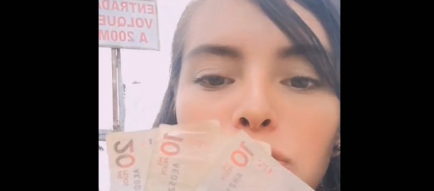 Karol Aldana mostrando algunas de sus ganancias.