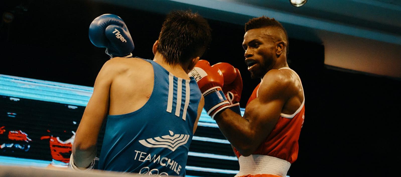 José Viáfara (rojo) venció por decisión al chileno Matías Campo.