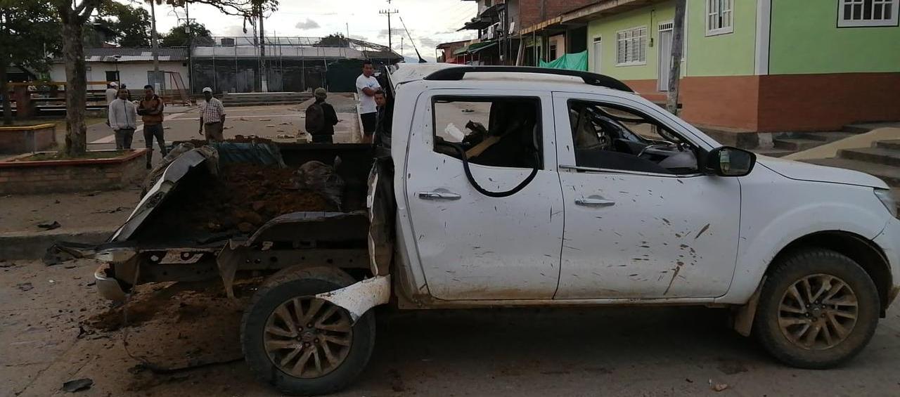 Así quedó una de las camionetas tras el fuerte ataque.