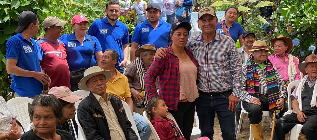Álvaro Efraín Rojas Bermúdez, abraza a una de sus seguidoras en una concentración política en La Capilla, Boyacá.