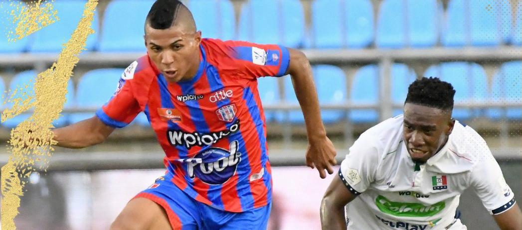 Fabián Cantillo intenta escapar de la marca de Álvaro Montaño.