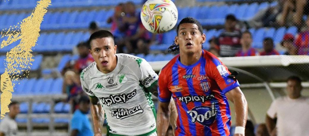 Daiver Vega avanza ante la marca de un jugador del Cali. 
