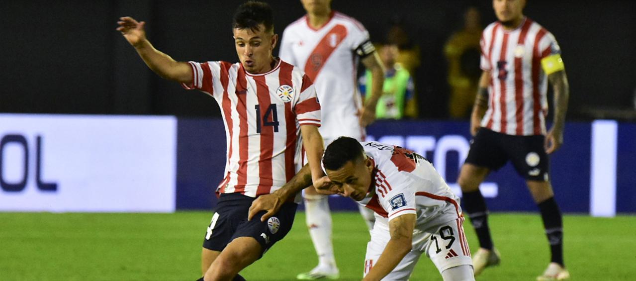 El paraguayo Andrés Cubas disputa el balón con el peruano Yoshimar Yotún.