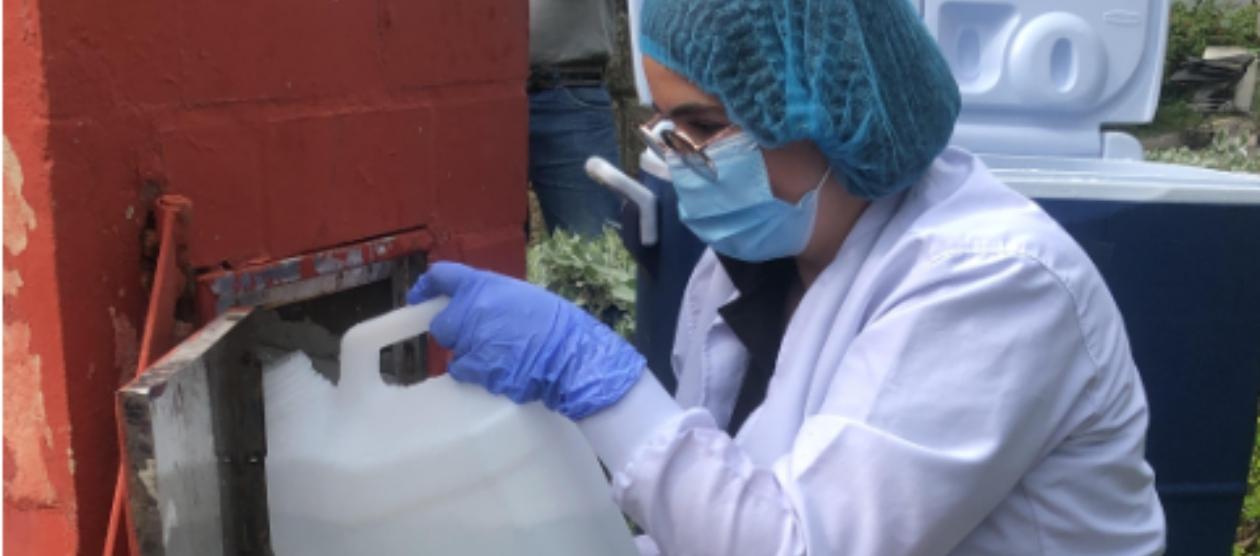 Toma de muestra al agua.