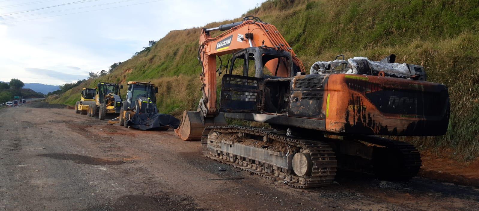 Retroexcavadora incinerada.