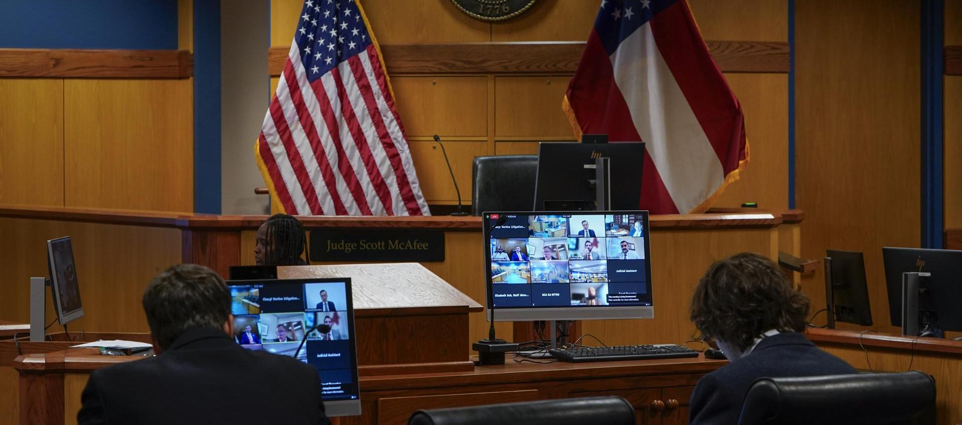 El juez Scott McAfee celebra una audiencia virtual en el Tribunal Superior del Condado de Fulton.