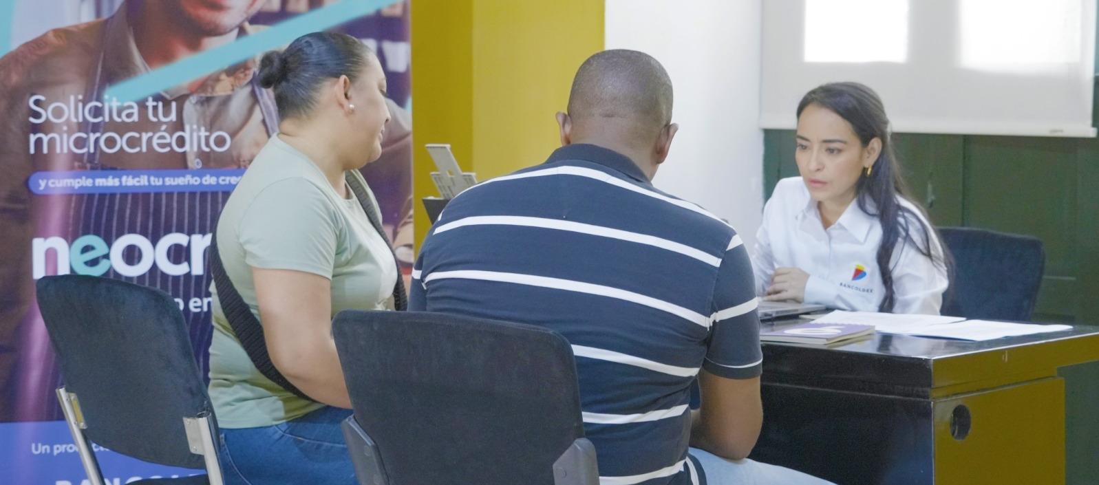 Trabajadores de Bancóldex brindando asesorías a nuevos empresarios.