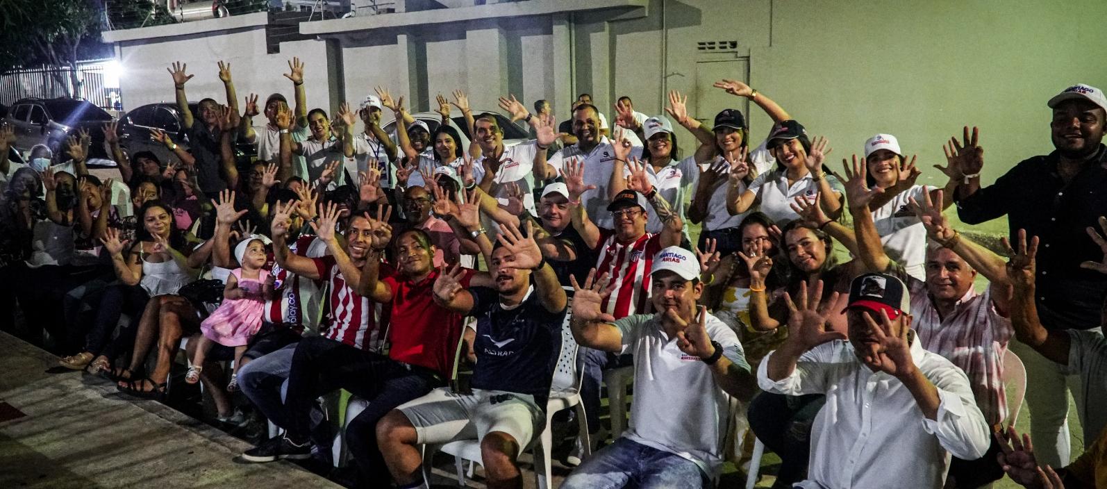 Comunidad del barrio Betania en la reunión con el candidato Santiago Arias