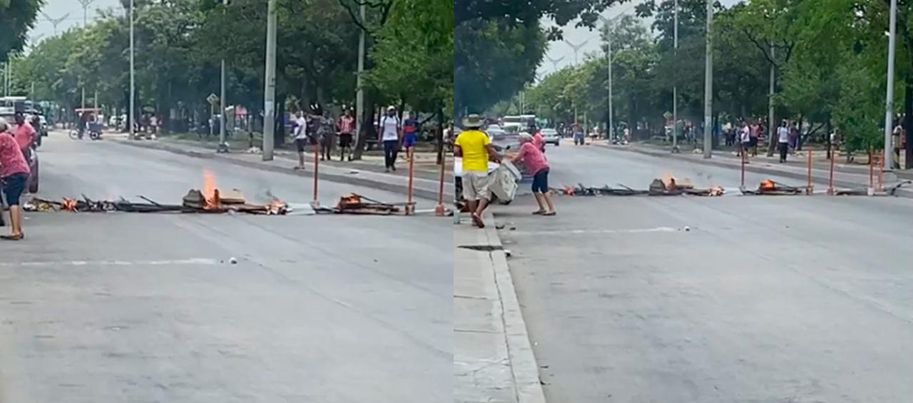 Bloqueo en el bulevar de Simón Bolívar este sábado. 