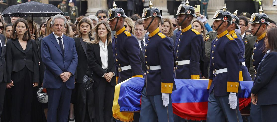Militares cargan el féretro a la misa de cuerpo presente de Fernando Botero.