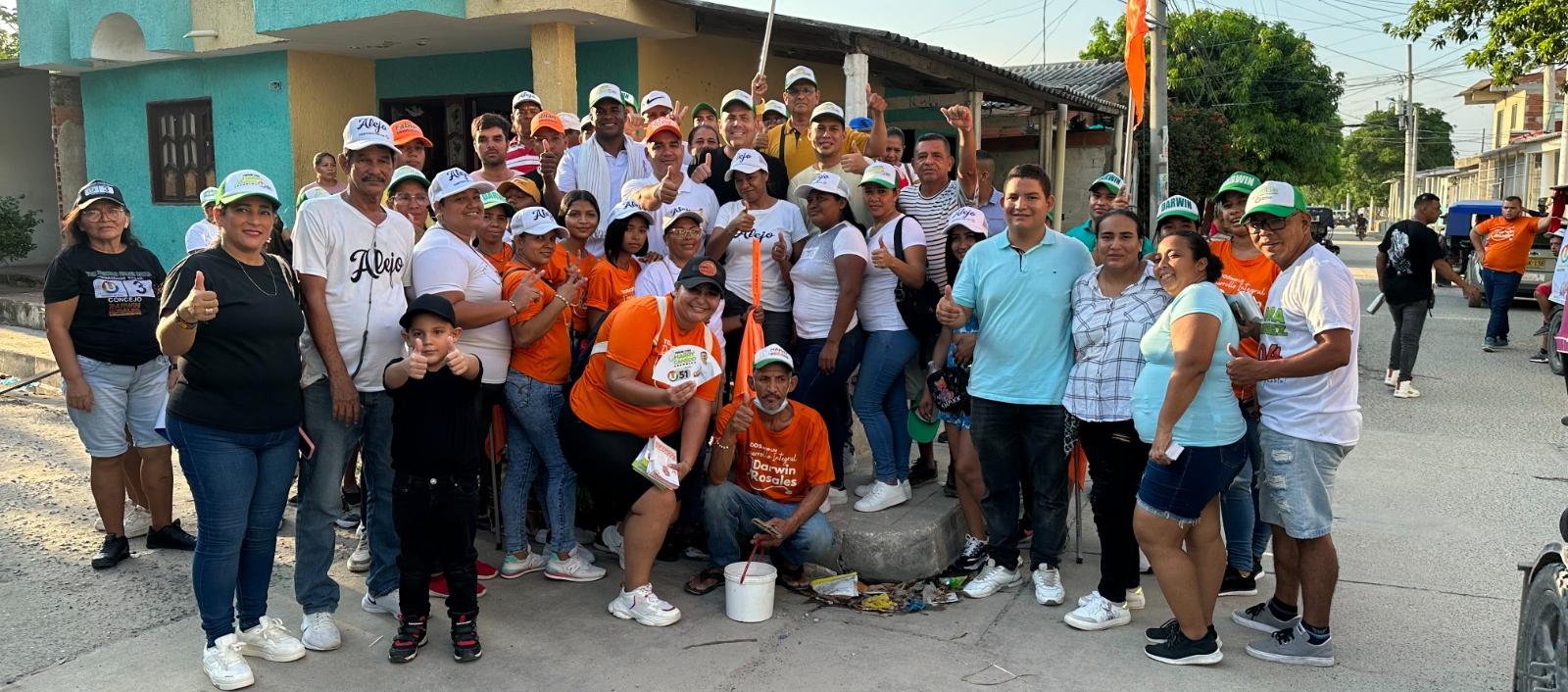 Harrry Canedo, candidato a la Asamblea, en el barrio 2 de Marzo de Sabanagrande