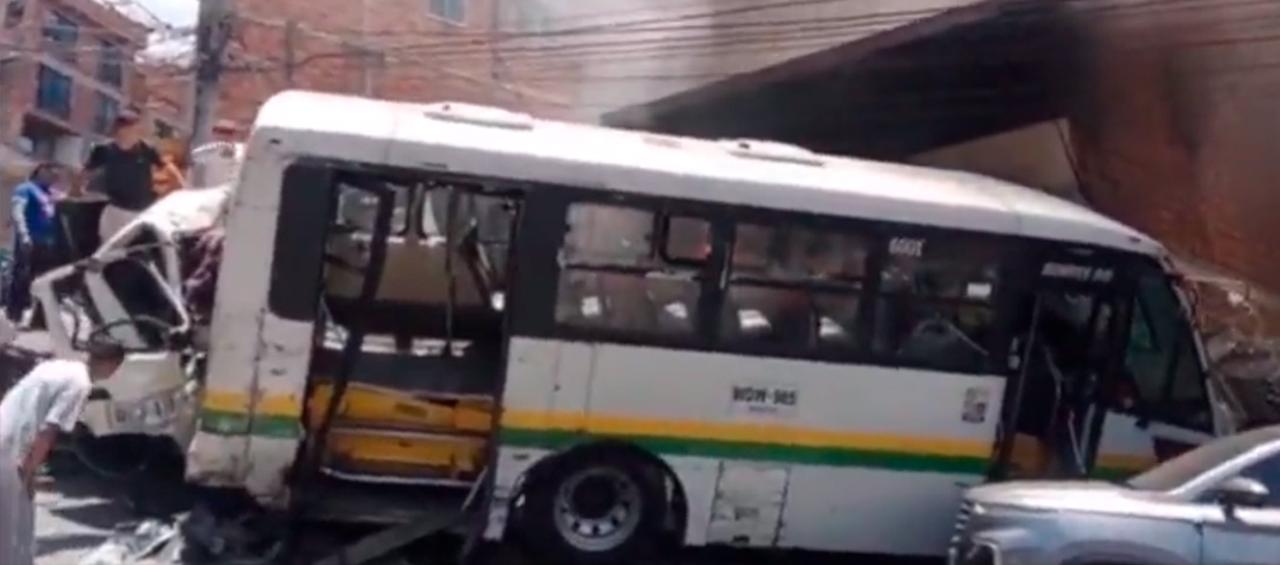 Momentos después del choque entre el bus y el camión.