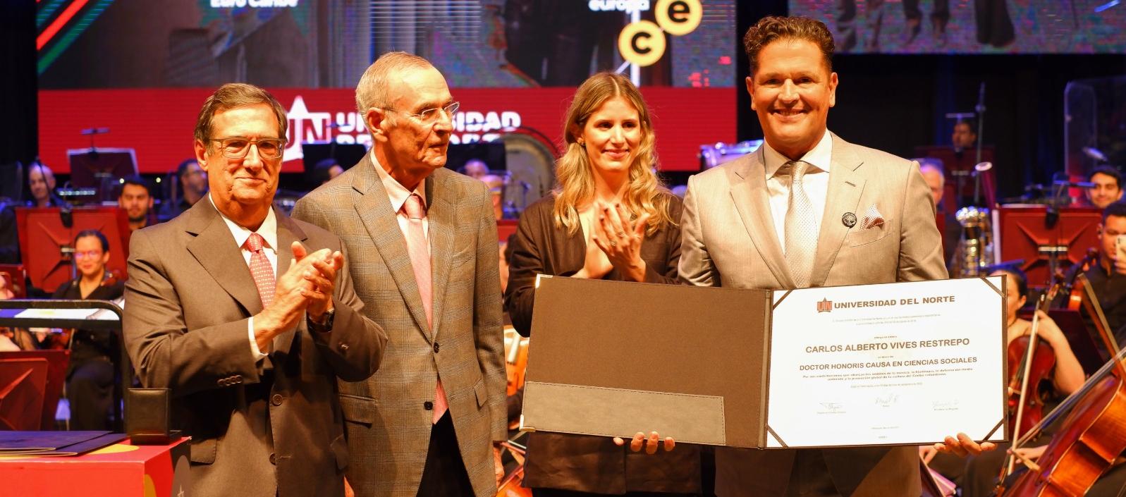 El artista samario Carlos Vives recibiendo su reconocimiento.