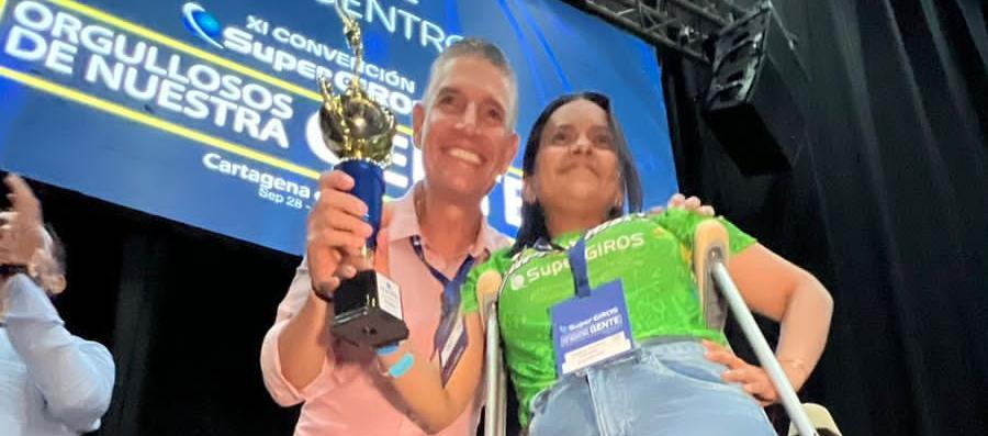 La mujer hace parte de los SUPERHÉROES de SuperGIROS. Una ganadora.