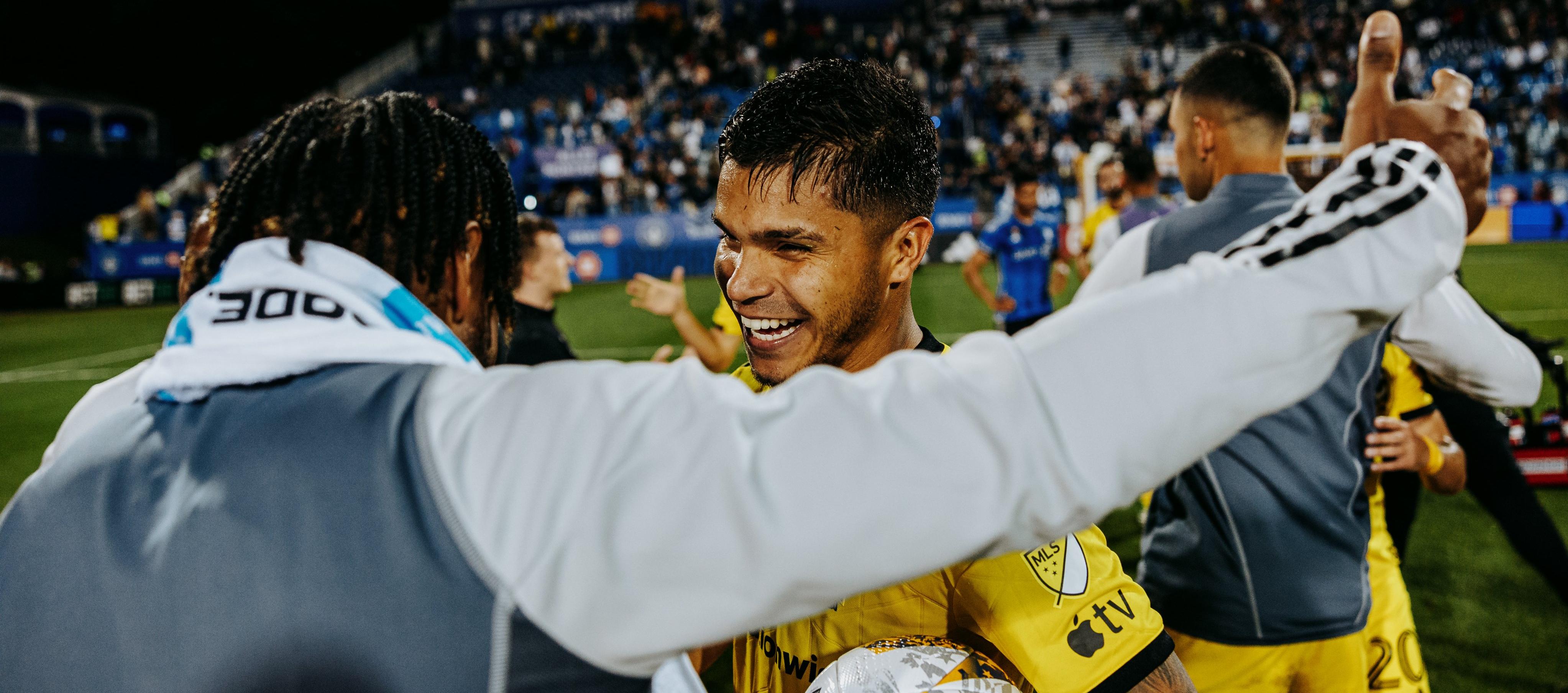 Juan Camilo Hernández celebrando con sus compañeros.