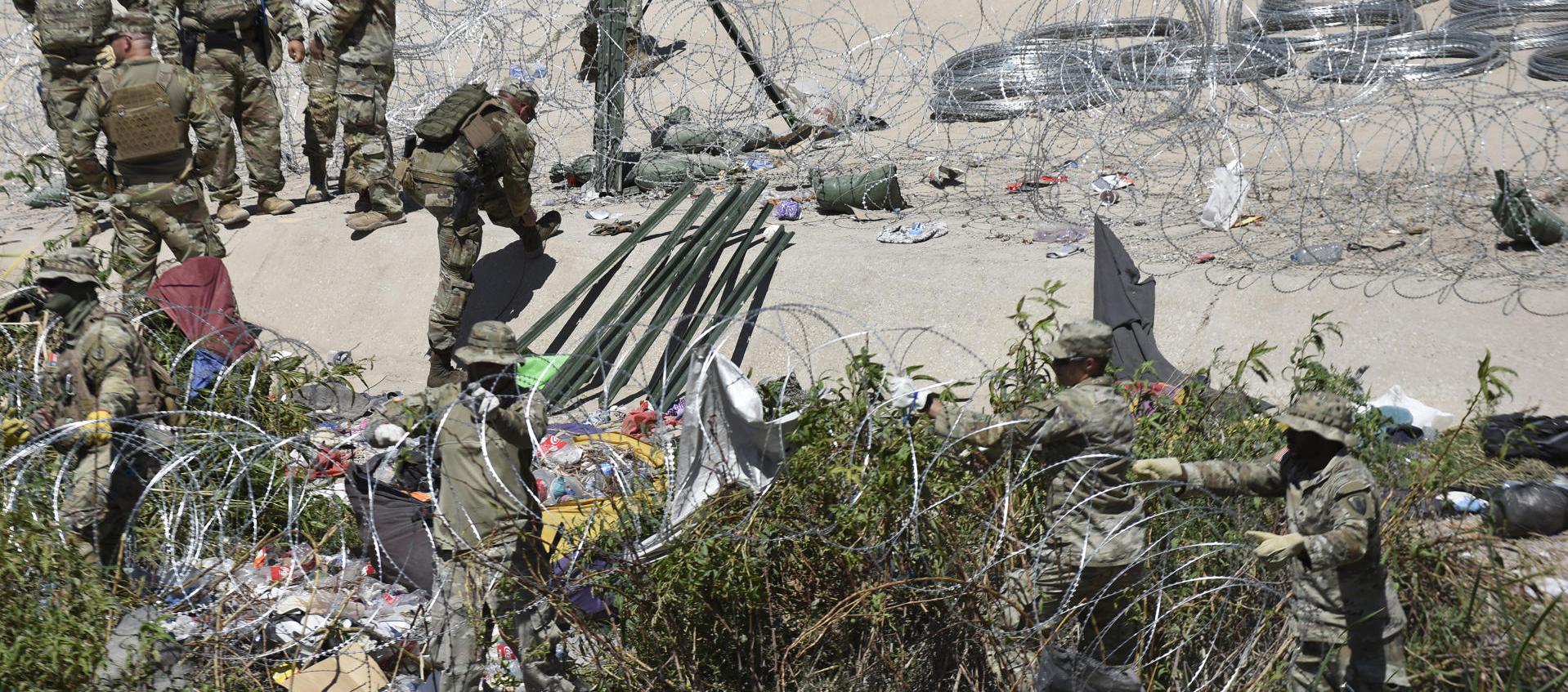 La Guardia Nacional de Estados Unidos retira un campamento de migrantes.