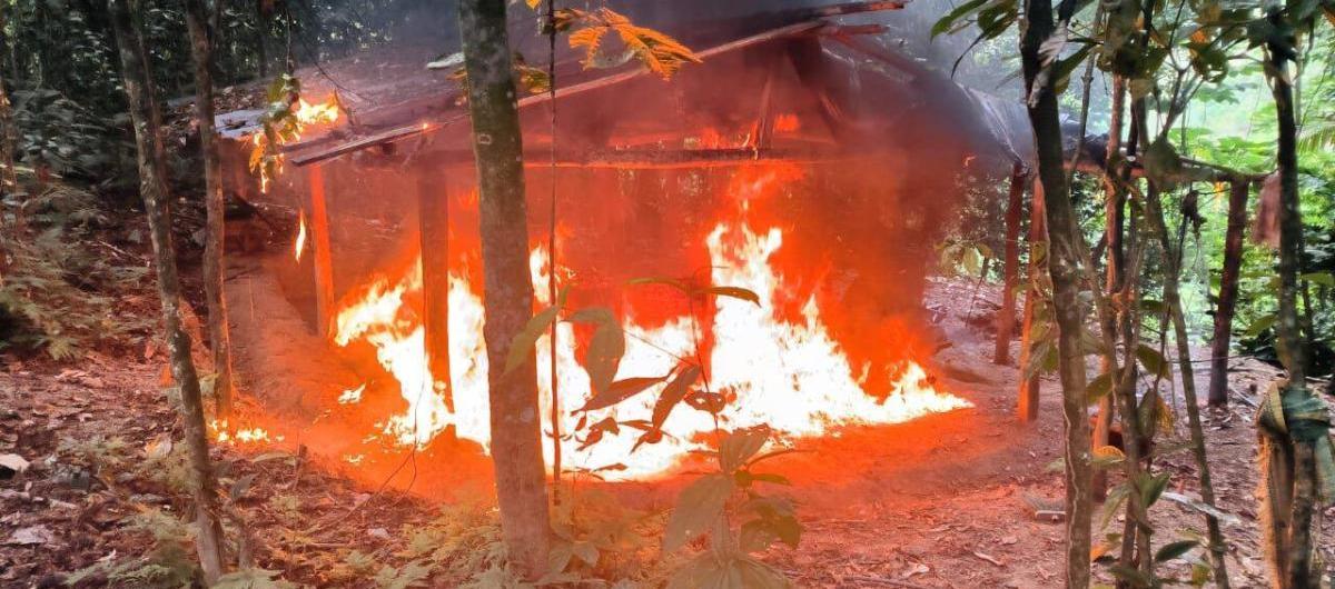 Laboratorio destruído por Ejército. 