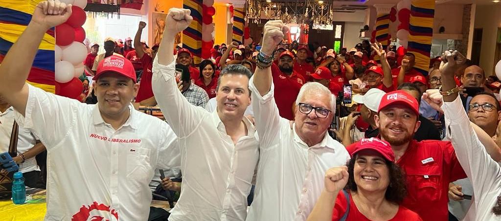 El excandidato a la Alcaldía de Soledad, Federman Vizcaíno; Juan Manuel Galán, director del Nuevo Liberalismo, y el candidato Joao Herrera.