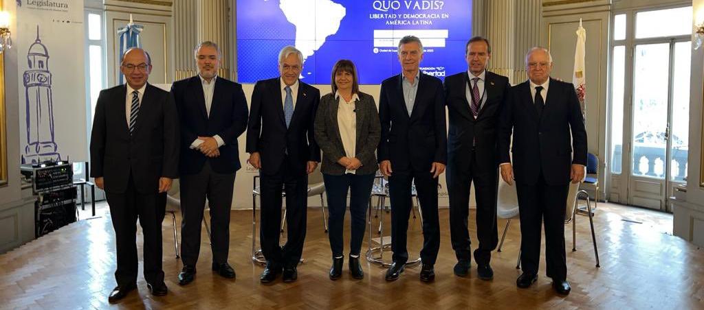 Iván Duque junto a varios integrantes del grupo Libertad y Democracia.