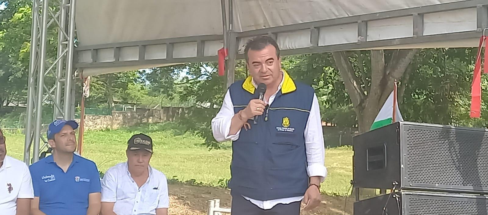 El director de la UNGRD en la entrega del lote en donde se reubicarán a damnificados de Piojó.
