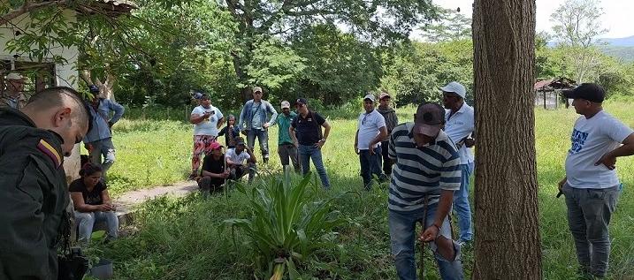 Instantes en que se daban los diálogos entre ocupantes, autoridades y 'brigadistas' en la finca 'El Toro'.