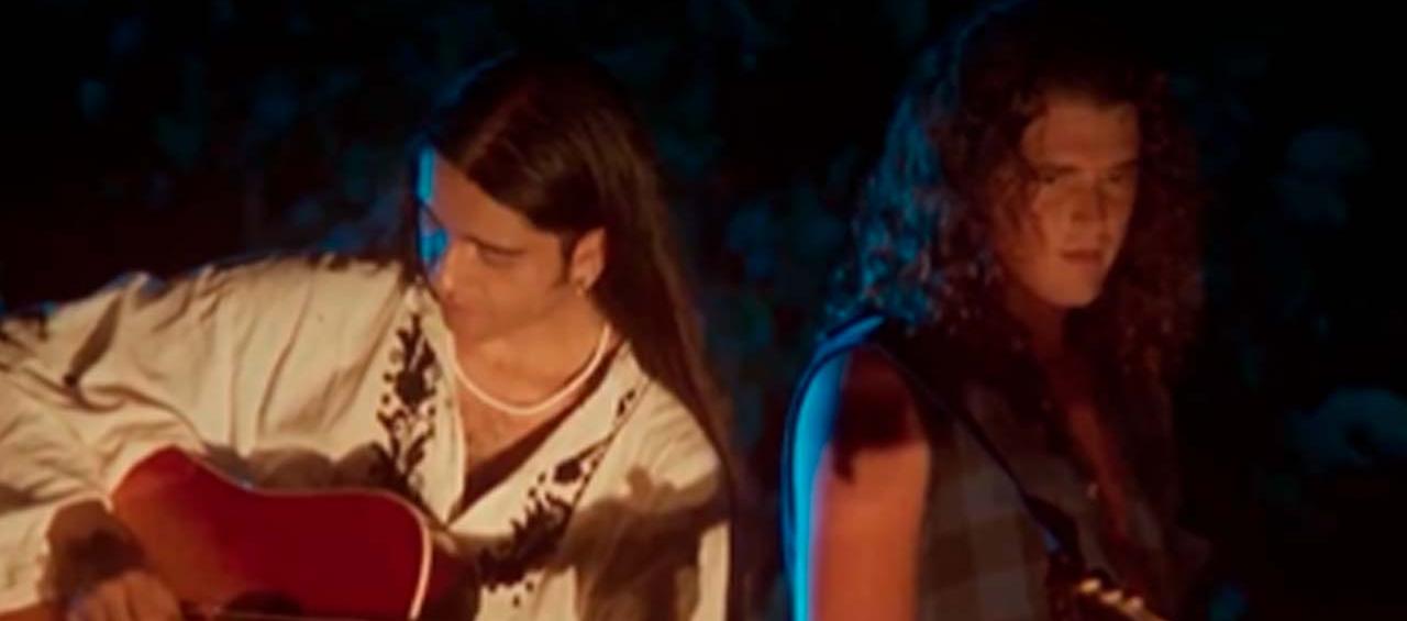 Carlos Vives cantando al lado de Ernesto “Teto” Ocampo.