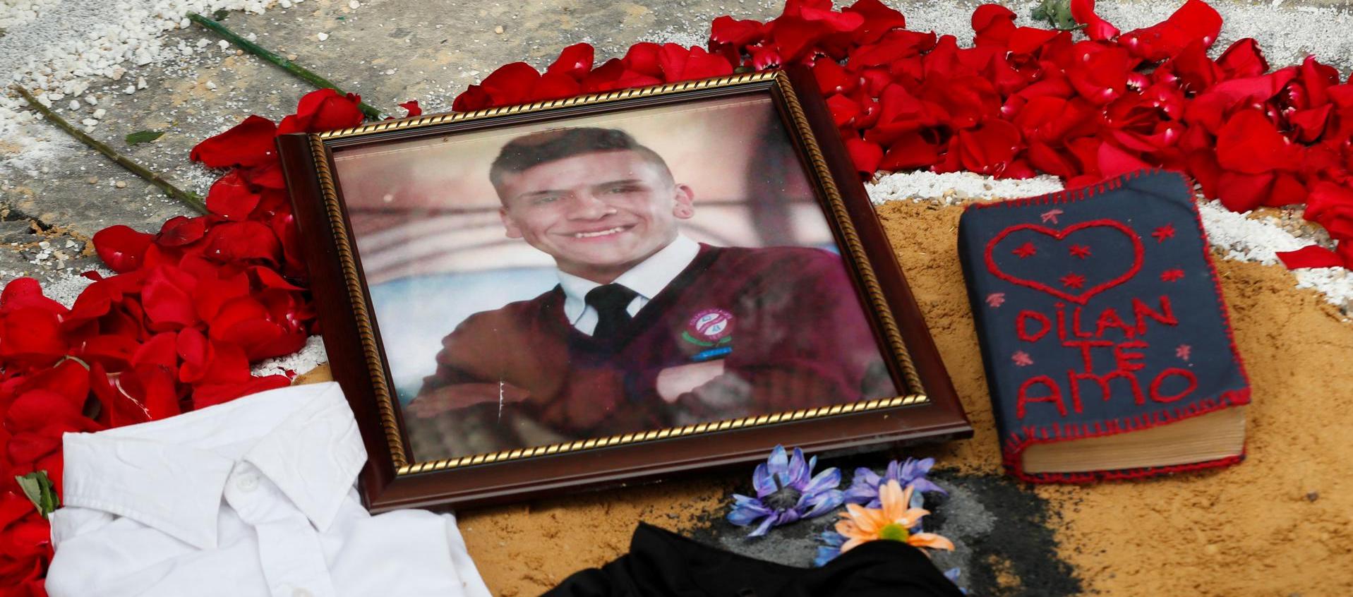 Fotografía de un retrato de Dilan Cruz en un altar improvisado.