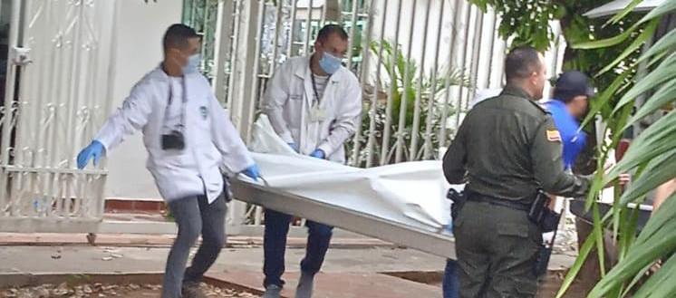 Funcionarios de la Sijin retirando el cuerpo.