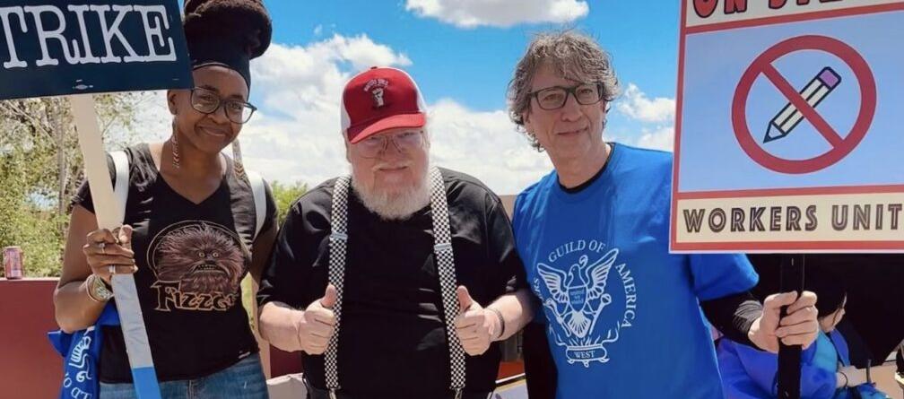 George R.R. Martin asistiendo a una huelga en los Estados Unidos.