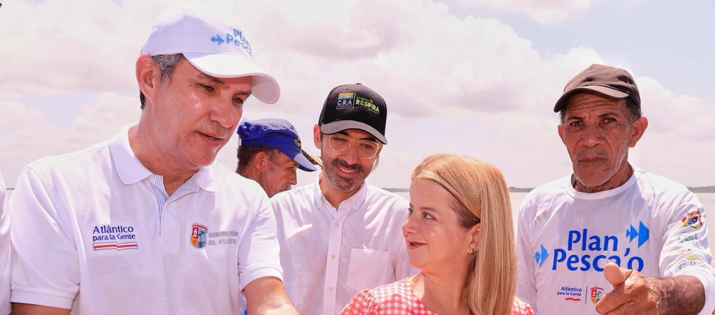 Gobernadora Elsa Noguera junto a los pescadores.