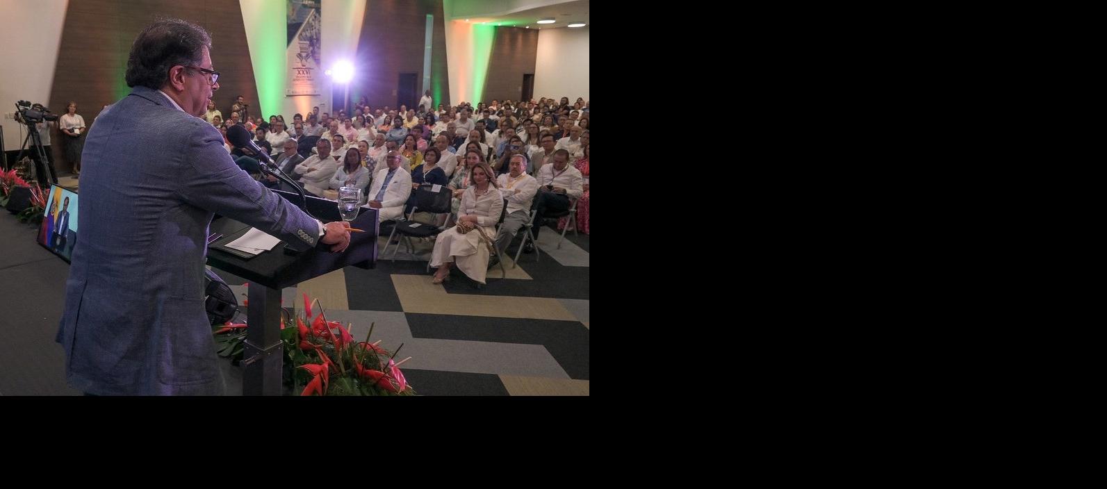 Gustavo Petro durante su intervención en evento de Cámara de Comercio en Bucaramanga.