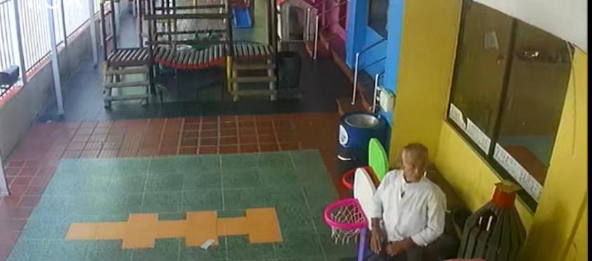Hombre de la tercera edad roba reflectores en jardín infantil.