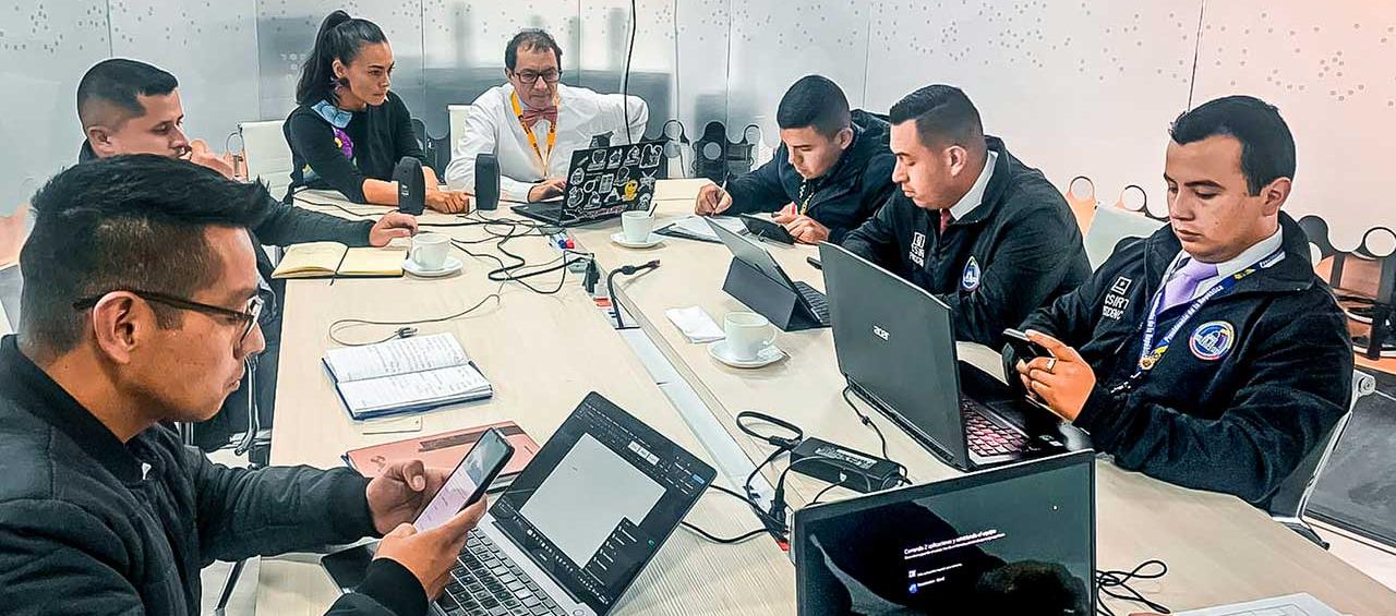 Miembros del Puesto de Mando Unificado haciendo su trabajo.