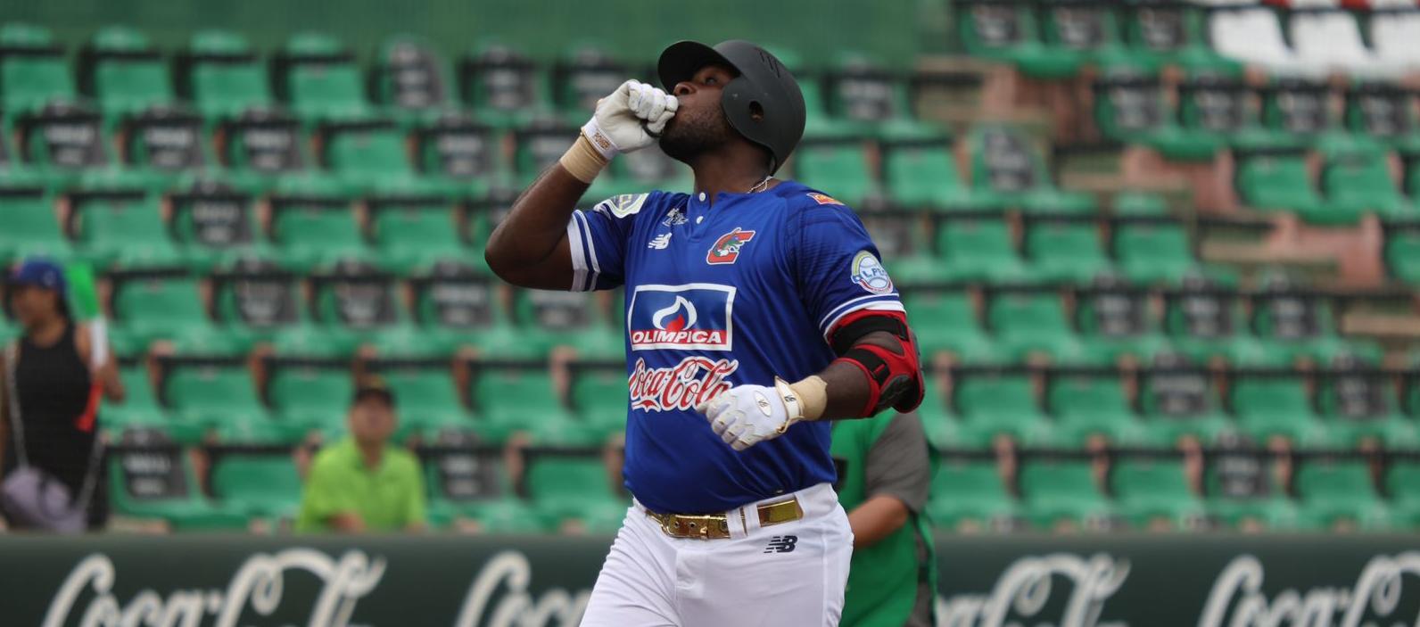 El dominicano Jesús Valdez sacudió uno de los tres jonrones de Caimanes en la primera entrada. 