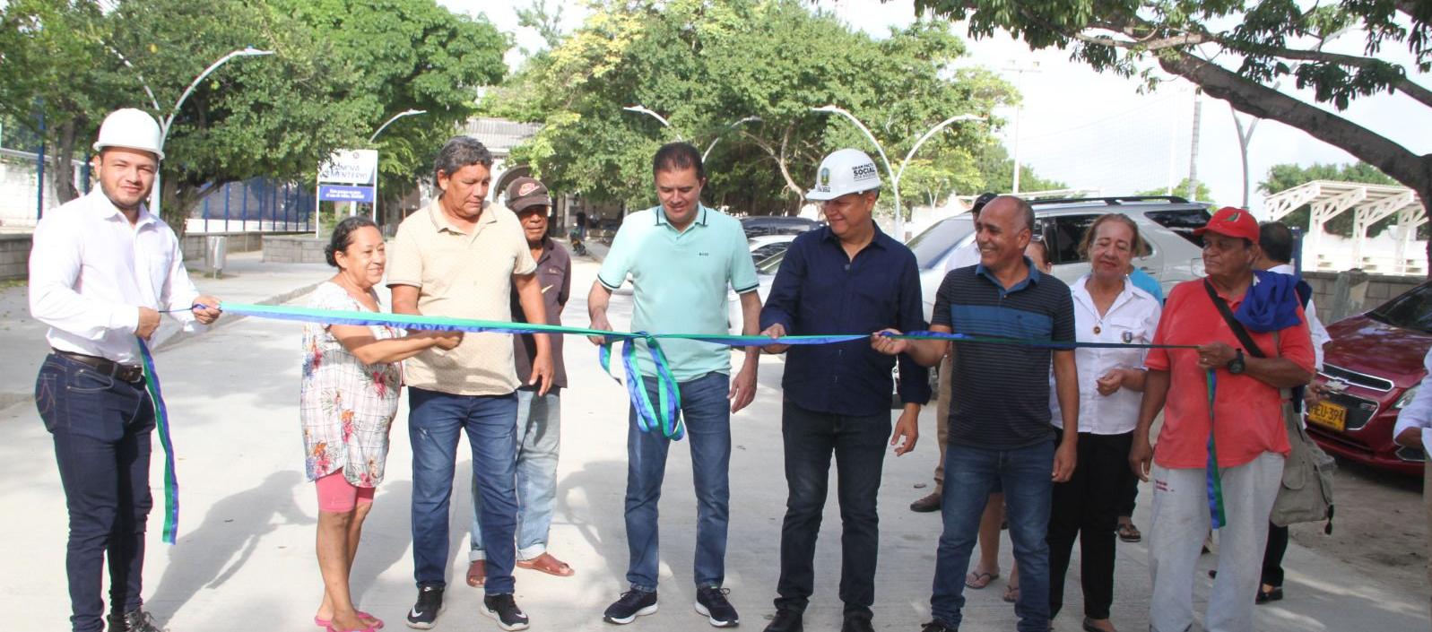 El alcalde Rodolfo Ucrós entregando la vía.