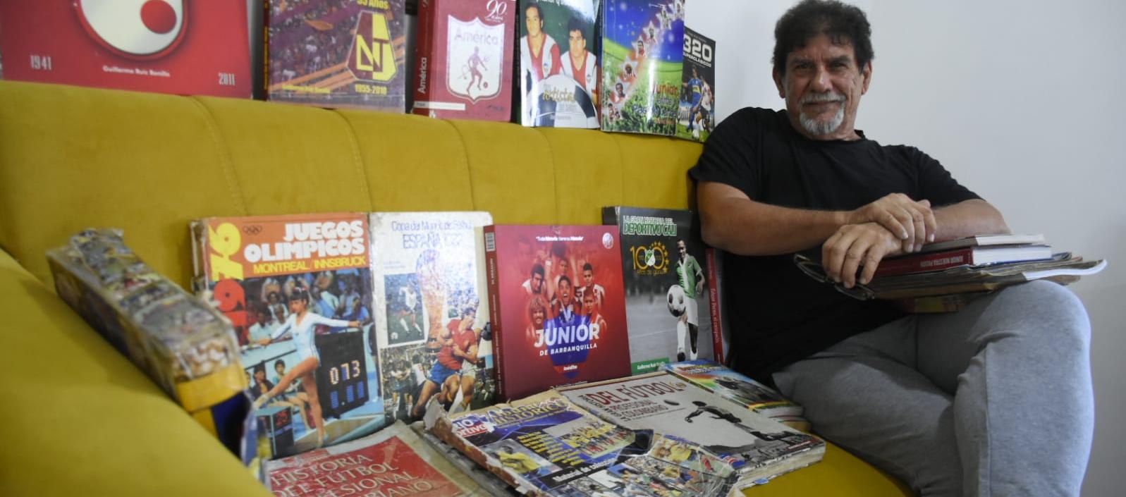 Jairo De la Rosa y parte de la colección de libros y revistas que conserva en su residencia.