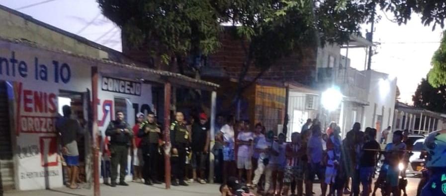 La Policía acordonó el área para la inspección del cuerpo. 