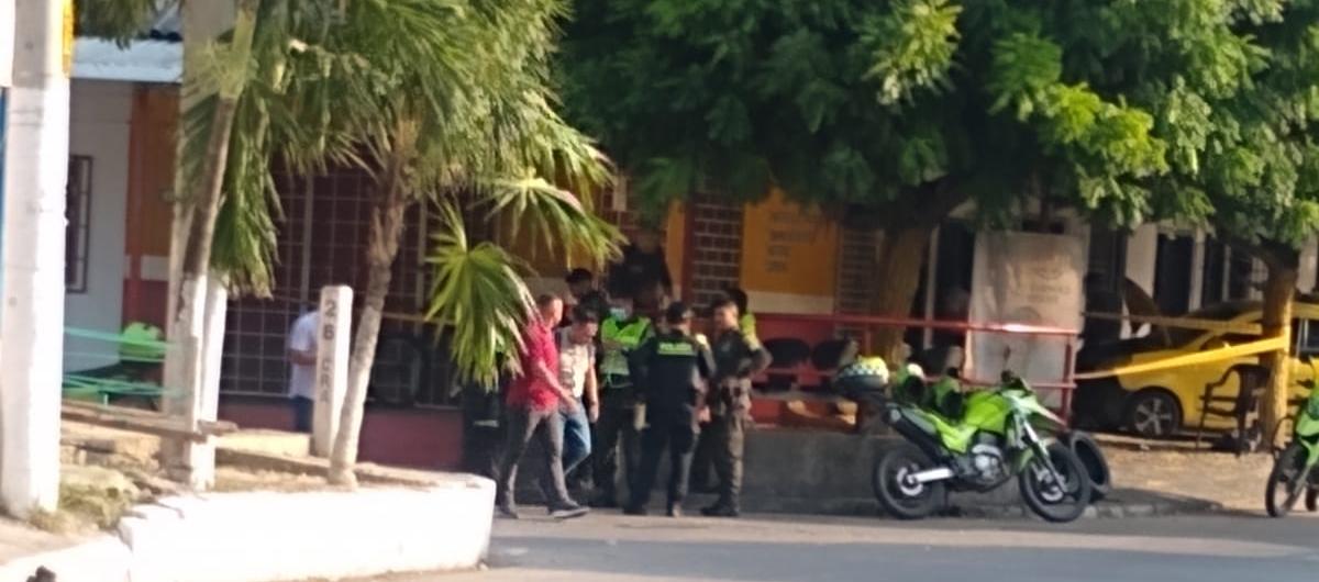 La Policía en el lugar donde se presentó el crimen esta tarde en el barrio Montes. 