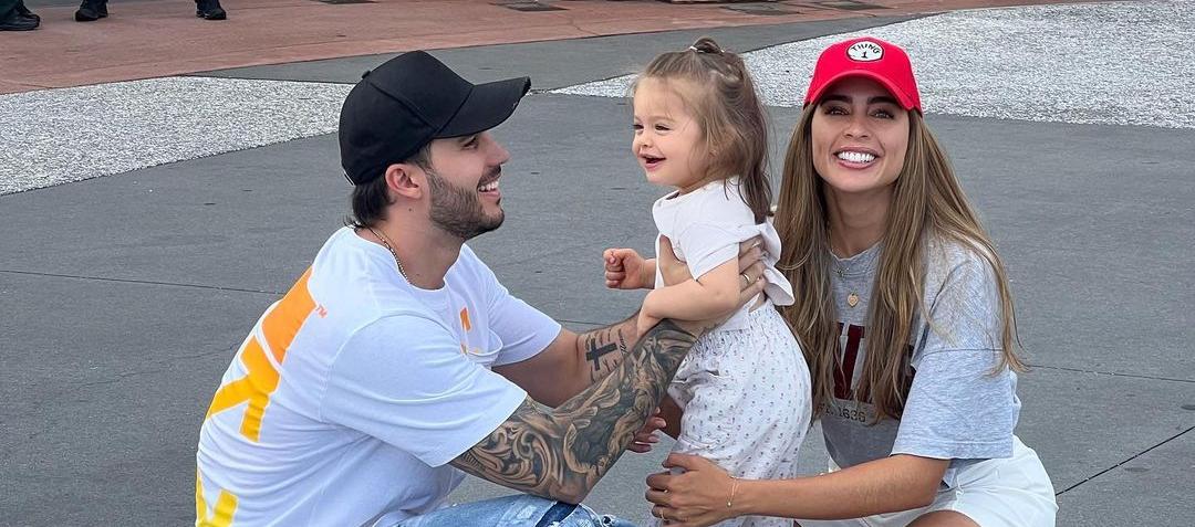 María Camila Avella junto a su esposo e hija.