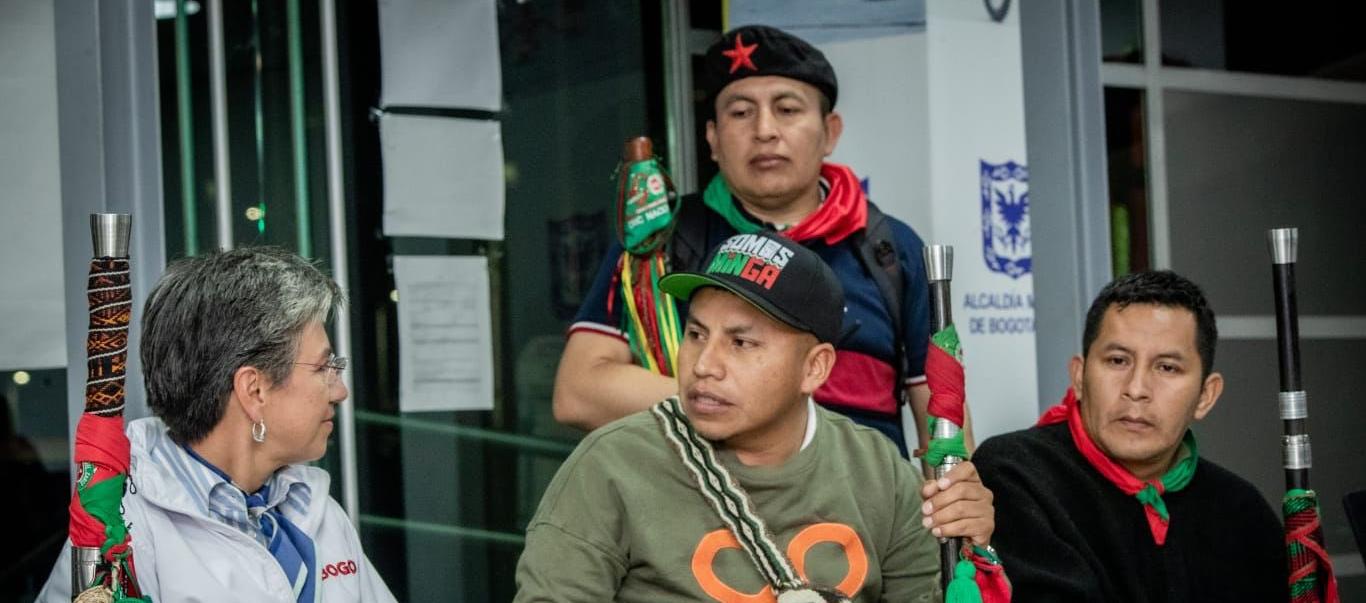 La alcaldesa de Bogotá, Claudia López, en la instalación del Puesto de Mando Unificado con miembros de la guardia indígena.