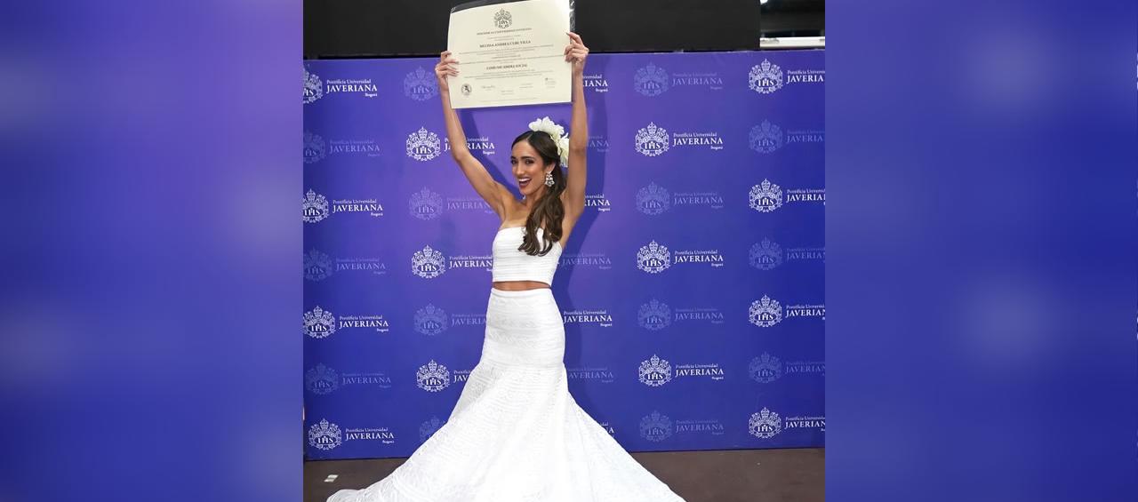 Melissa Cure, vestida de Carnaval, recibió esta tarde su título de comunicadora social