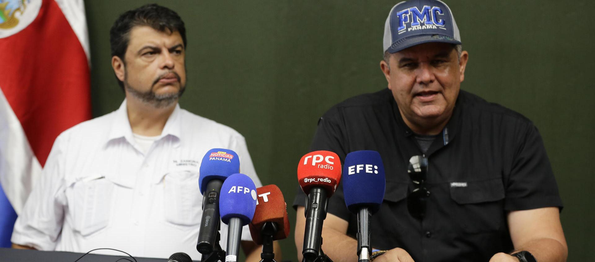 Los ministros de Seguridad Pública de Costa Rica, Mario Zamora (i) y de Panamá, Juan Manuel Pino (d)