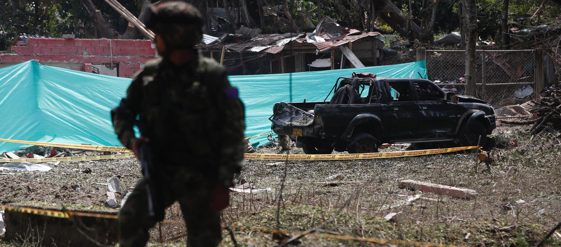 Militares prestan seguridad cerca al lugar donde explotó un carro bomba en Timba, Cauca.