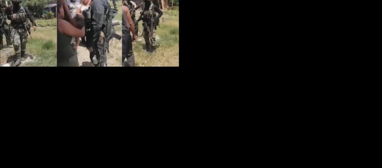 Imágenes de los militares armados amenazando a la comunidad.