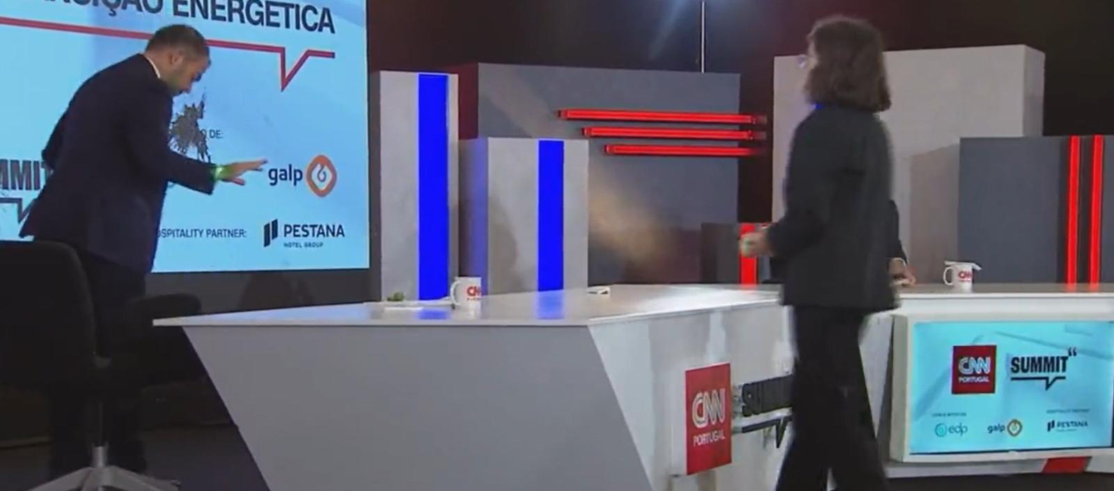 Momento en que le lanzan la tinta al ministro portugués.