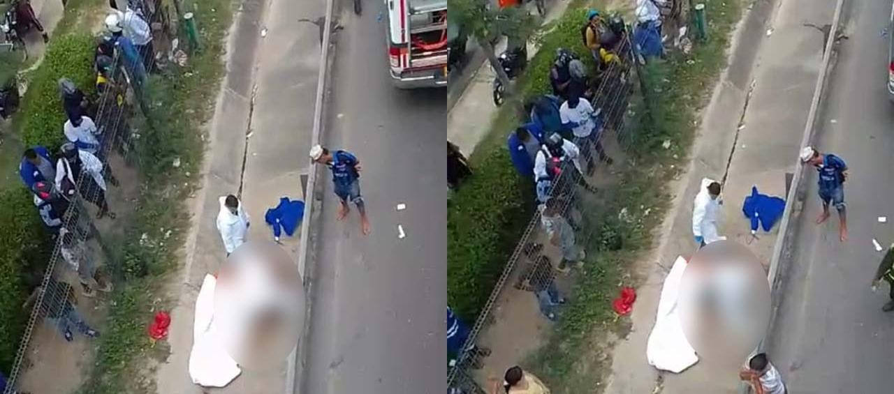 Momento en que la Policía realizaba la inspección del cuerpo del joven. 