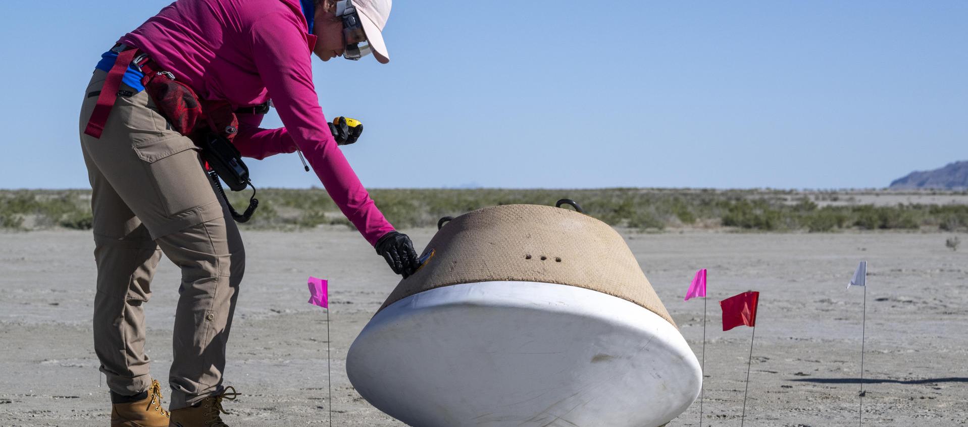 Foto de archivo de una integrante del equipo de recuperación de la cápsula de la misión OSIRIS-REx en un ensayo de campo.
